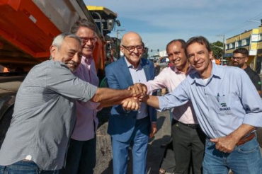 O governador Otaviano Pivetta, o secret�rio de Infraestrutura Marcelo de Oliveira e empres�rios respons�veis pelo BRT