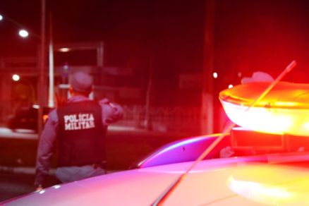 No local, a pol�cia apreendeu drogas, bebidas alco�licas, r�dios comunicadores e uma r�plica de arma de fogo em um pesqueiro usado para a festa. � Foto: Pol�cia Militar de Mato Grosso