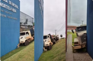 Ainda conforme a PM, o veículo subiu na calçada em uma esquina e bateu contra o prédio, causando danos à estrutura pública e à própria carreta.