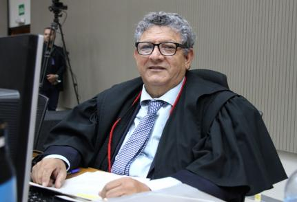 O desembargador Dirceu dos Santos, afastado do cargo desde mar�o e alvo da PF