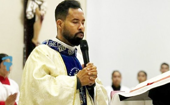 Na a��o, o padre Luciano Simpl�cio sustenta que as reportagens exibidas pelas tr�s emissoras estimularam um 