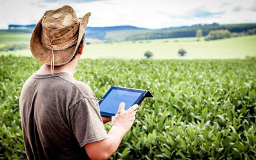 Agricultor em Mato Grosso tem, em média, 51 anos, formação universitária, propriedades conectadas à internet