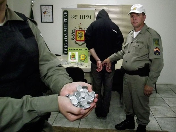 Suspeito foi preso depois que irm�o dele levou moedas falsas para a escola