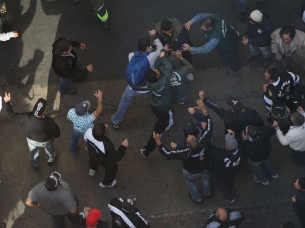 Apesar da troca de empurres e dos revides dos caminhoneiros, a confuso logo foi amenizada pela polcia