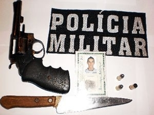 Polcia apreendeu a arma e a faca que estavam com os suspeitos.