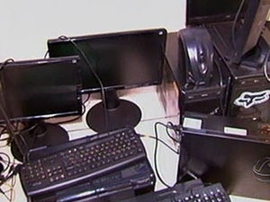 Computadores da escola foram localizados com os suspeitos.