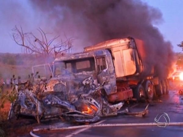 pick-up e carreta pegaram fogo