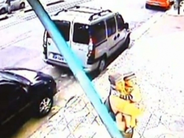 Cmeras de vigilncia flagraram o suspeito com a garota no colo