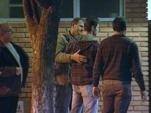 No vel�rio, Jonas (de costas, ao centro) n�o quis falar sobre o irm�o 