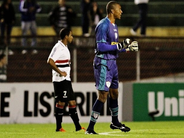 Com defesas seguras, goleiro Dida ajudou Portuguesa a vencer segunda seguida em casa
