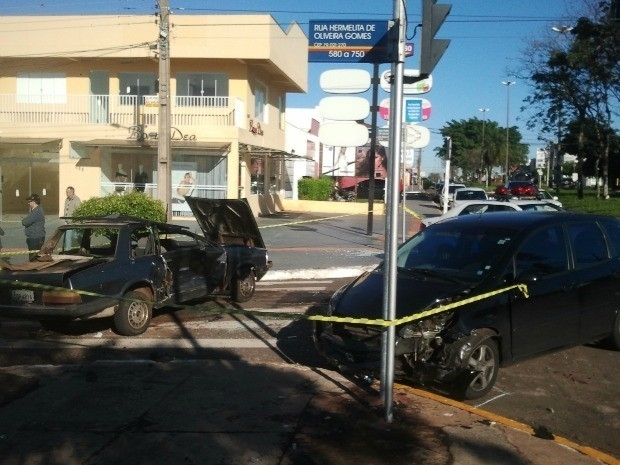Acidente entre dois veculos deixou duas pessoas feridas e um dos carros capotados