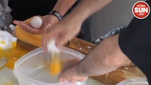 Cozinheiro qeubra ovos para bater recorde