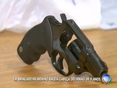 Revlver estava escondido embaixo de um armrio da casa onde moravam as crianas. Pai no tinha porte de armas