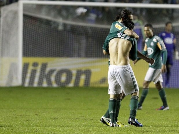 Valdivia saiu do banco e marcou o gol da classificao palmeirense