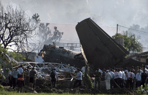 Destroos do avio que caiu sobre casas nesta quinta-feira (21) em Jacarta, capital da Indonsia