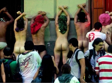 Grupo tira a roupa durante manifestao no Centro do Rio durante a Rio+20 