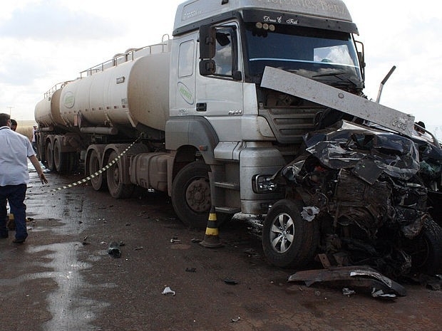 Motorista do veculo no resistiu aos ferimentos causados pelo acidente e morreu.