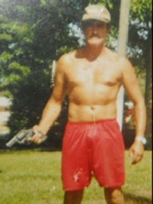 Padrasto preso mostra arma em foto apreendida pela polcia