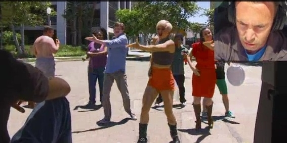 Homem fica surpreso enquanto pessoas dan�am