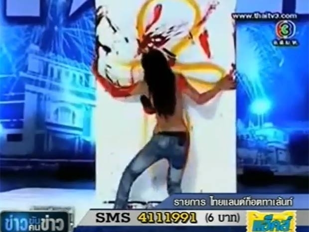 Participante tirou a roupa e pintou tela com os seios nus.