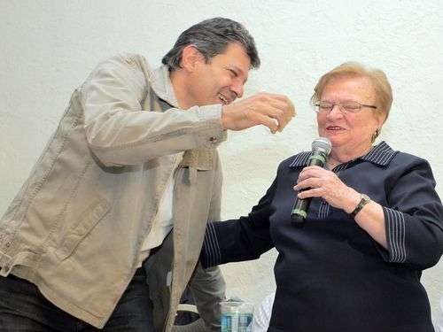 FHaddad recebe os cumprimentos de Erundina quando ela anunciou que seria candidata  vice-prefeita na chapa com o PT
