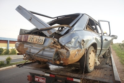 Veculo ficou com a lataria danificada, mas passageiros saram com escoriaes leves.