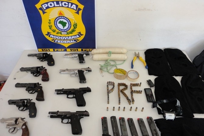 Arsenal e explosivos estavam escondidos em um carro que havia sido roubado