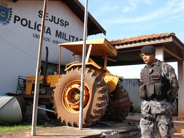 Um dos vndalos teria tentado invadir o prdio da organizao com um trator