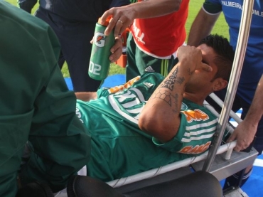 Atacante Luan deixou o gramado da Arena Barueri chorando de dor