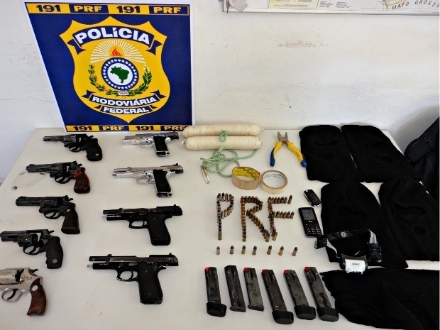 Armas e explosivos estavam escondidos dentro de uma mochila com os suspeitos
