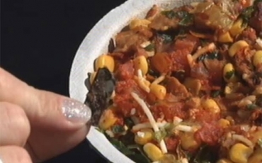 Amanda Crain diz ter encontrado uma l�mina de barbear em um prato de burrito. 