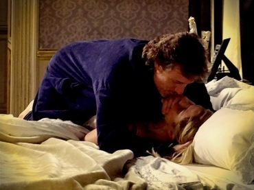 Max e Carminha namoram na cama de Tufo 