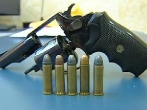 Polcia suspeita que dono tenha escondido arma na mochila da criana