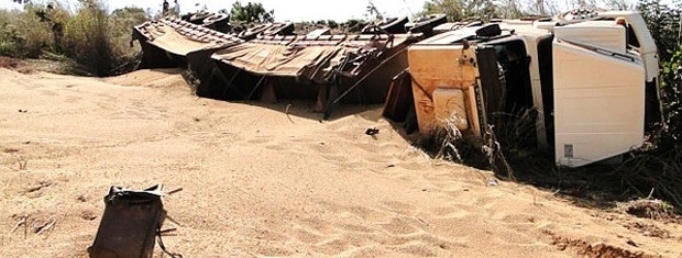 Caminh�o transportava soja e acabou batendo em dois outros caminh�es.