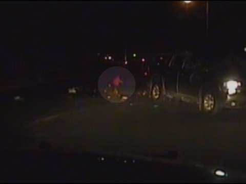 Vdeo chocante: beb cai de carro de ladres em fuga