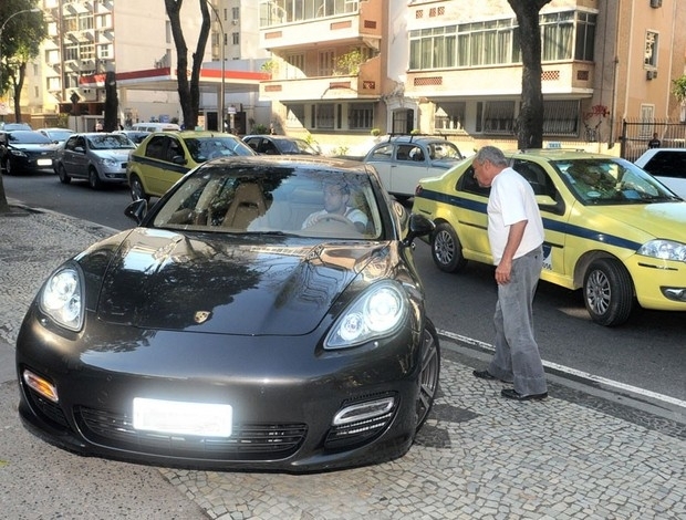 Fred chega para o treino com sua nova mquina.