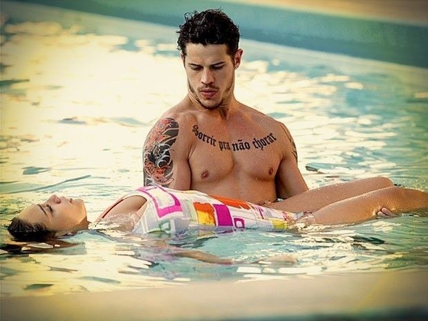 O rapaz fica hipnotizado pelas curvas da morena