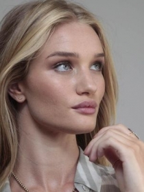 A top Rosie Huntington-Whiteley desfilou na segunda-feira (11) pela Animale