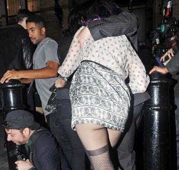 Katy Perry deixa bumbum  mostra