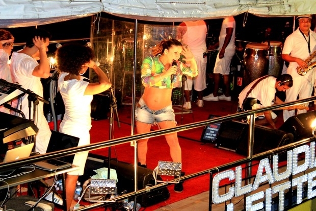 Grvida, Claudia Leitte se apresenta em Paragominas, no Par