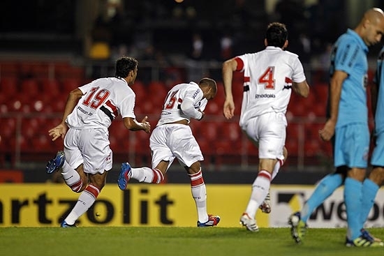 So-paulinos comemoram gol de Paulo Miranda no clssico