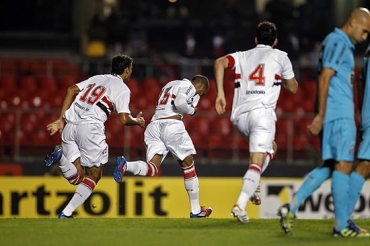 So-paulinos comemoram gol de Paulo Miranda no clssico 