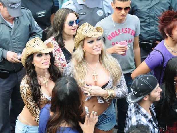 A Parada Gay atraiu milhares de pessoas para a avenida Paulista neste domingo