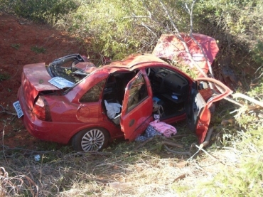 Corsa sai da pista, capota e bate em �rvores na Regi�o Norte de Minas Gerais.