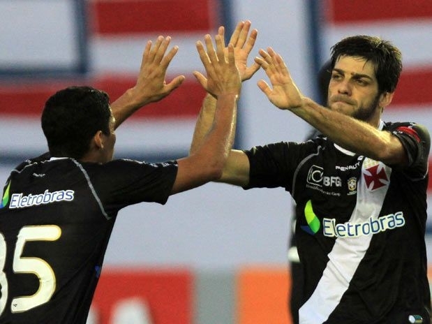 Com um belo gol de falta, Juninho marcou o primeiro gol do Vasco na partida