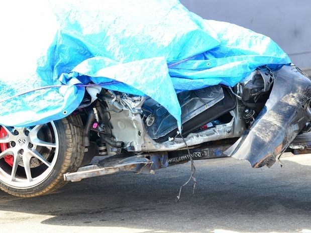 A atriz bateu o seu Porsche contra um caminho de 18 rodas