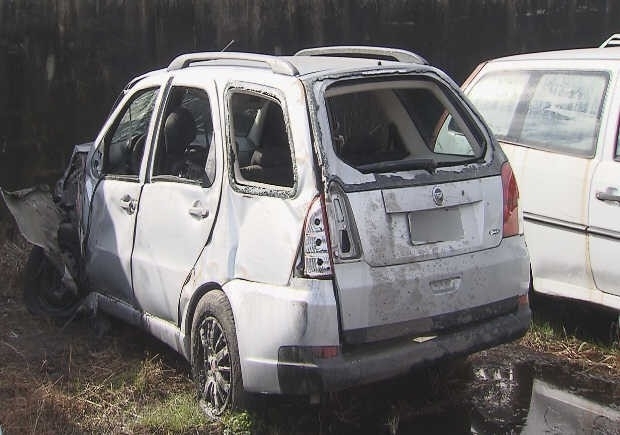 Cinco pessoas estavam dentro do automvel no momento do acidente