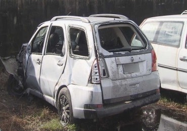 Cinco pessoas estavam dentro do automvel no momento do acidente