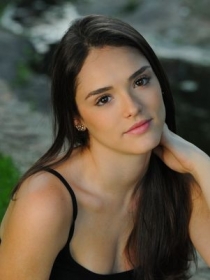 Isabelle Drummond comemora papel de protagonista e seu desempenho nas aulas de canto