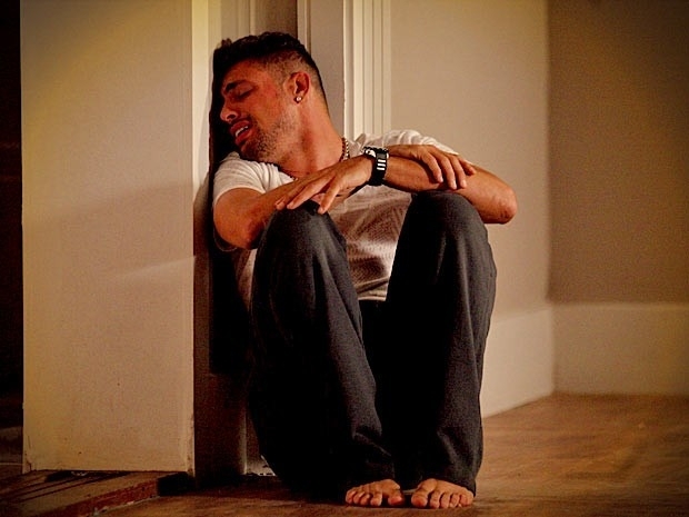 Jorginho chora sozinho aps da briga